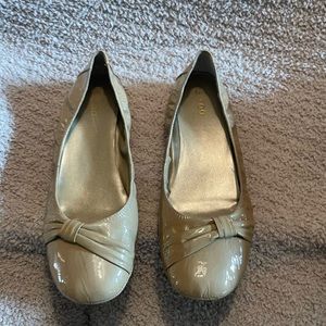Women’s size 14M nude patent leather ballet flat me too brand